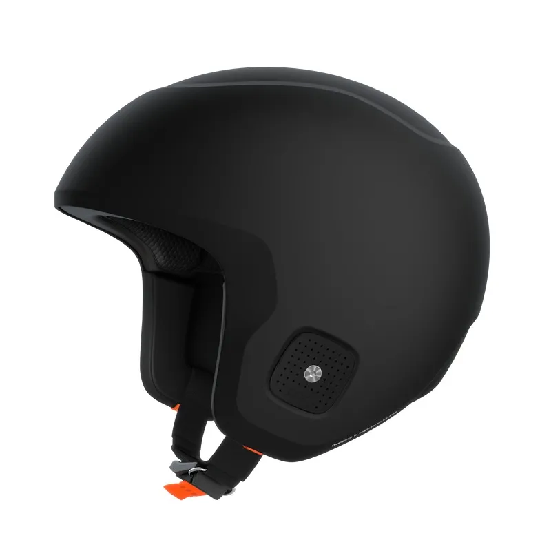 Schwarzer Skihelm mit Kinnriemen und orangen Akzenten, isoliert vor weißem Hintergrund.