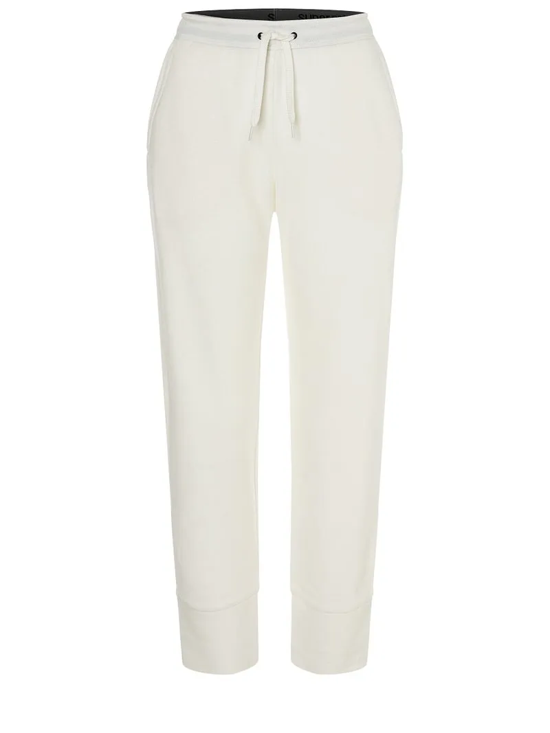Weiße super.natural Strickhose mit Kordelzug, geradem Bein und Bündchen am Saum.