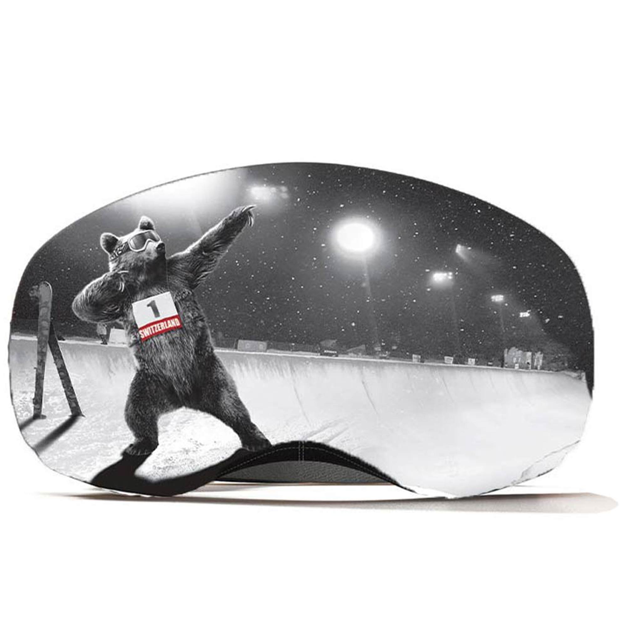Skibrille mit Swiss Bear Motiv: Bär mit Skibrille und Schweiz-Trikot auf Schnee.