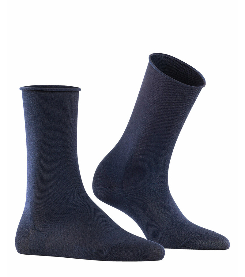 Marineblaue Damen Socken Zwei marineblaue Active Breeze Damen Socken, eine stehend, eine schräg, beide mit Rollbündchen.