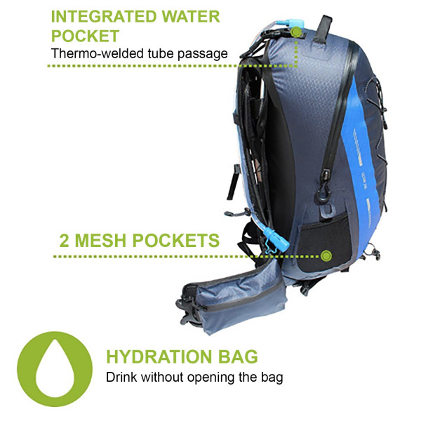 Wasserdichter 35L Rucksack Nahaufnahme eines blauen, wasserdichten 35L Rucksacks mit Trinksystem, inklusive Details zu Fächern und Trinkblase.