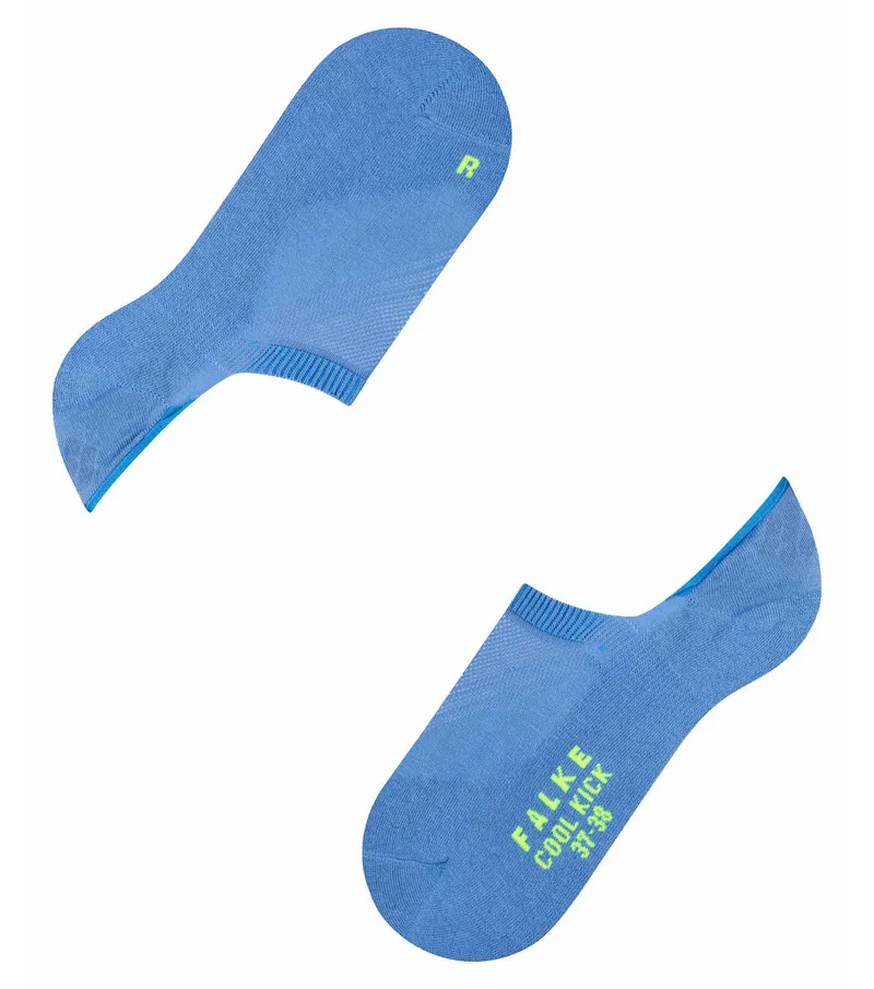 Zwei blaue "Cool Kick Damen Füßlinge" von Falke, ein Paar, liegen diagonal auf weißem Grund. Einer mit "R" für rechts, der andere mit Logo.
