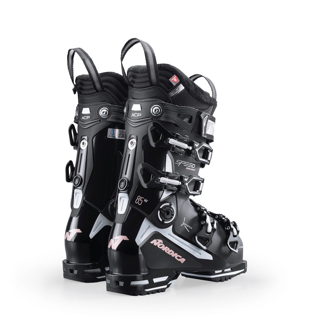 Zwei schwarze Nordica Speedmachine 85 W Skischuhe, stehend, mit Schnallen und Logos.