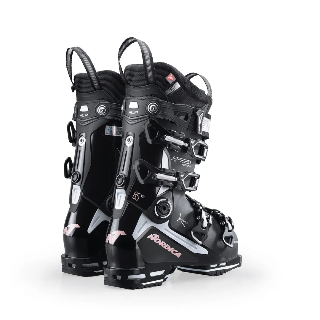 Zwei schwarze Nordica Speedmachine 85 W Skischuhe, stehend, mit Schnallen und Logos.