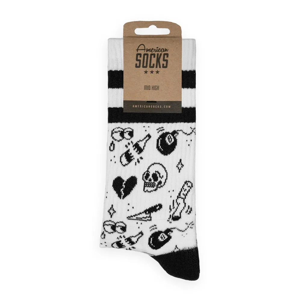 Weiße 'Flash Tattoo - Mid High' Socke mit Schädeln, Herzen, Billardkugeln und Flaschen mit einer Produktverpackung.
