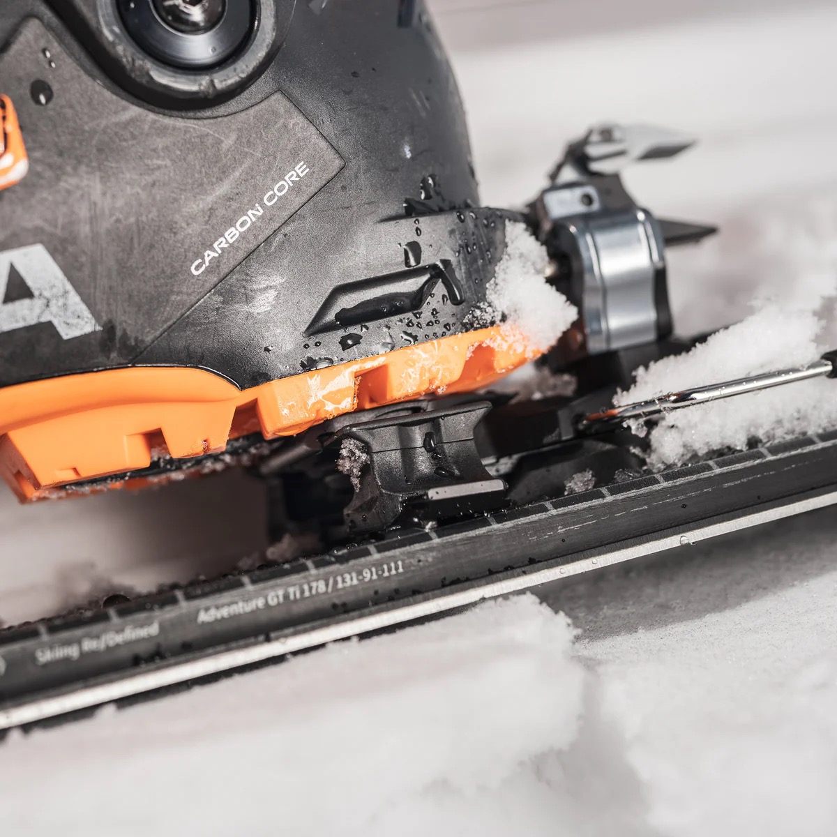 Skischuh mit Carbonkern Nahaufnahme eines Skischuhs mit Carbonkern, befestigt auf einem Ski im Schnee.