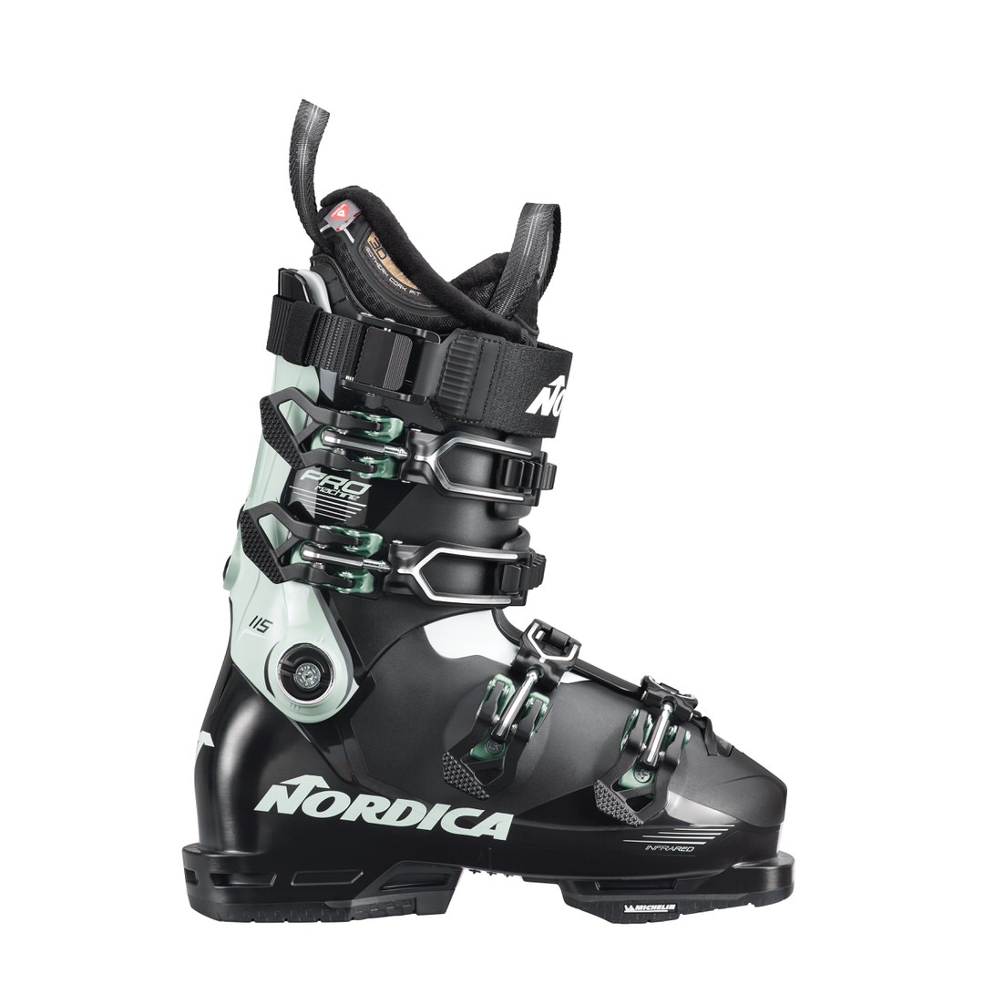 Schwarzer Nordica Pro Machine 115 Damen Skischuh mit Schnallen und Innenschuh von der Seite.