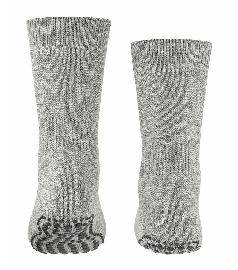 Zwei hellgraue Kinder Socken mit Noppen an der Sohle, die eine Sockenspitze ist leicht angewinkelt.