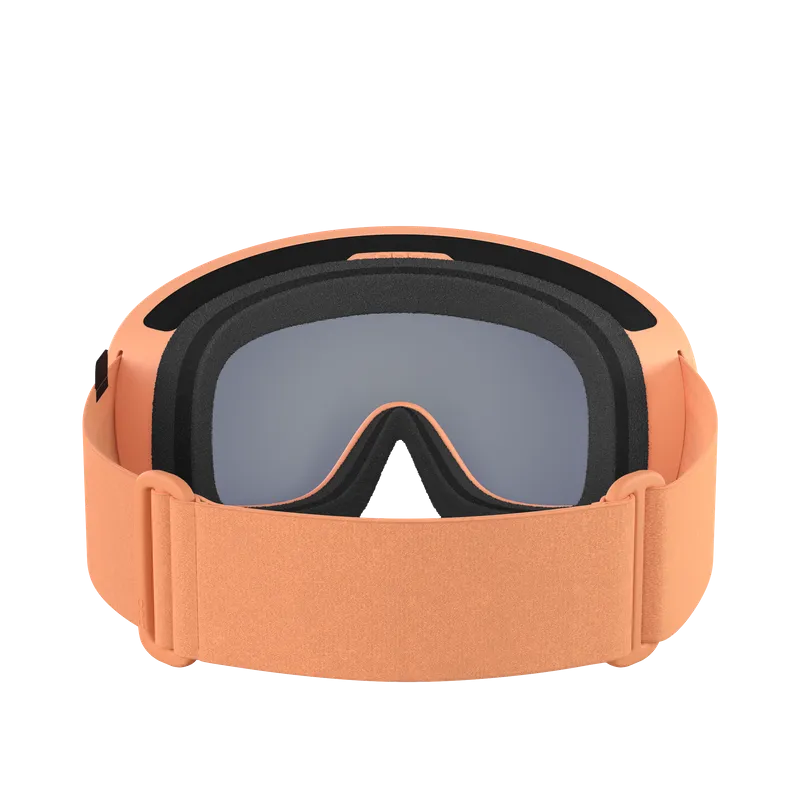 Pfirsichfarbene Skibrille mit grauen Gläsern, schwarzer Polsterung und verstellbarem Band, Frontansicht.