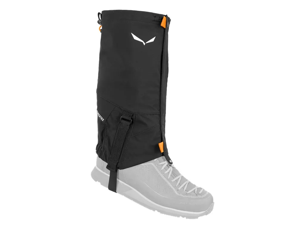 Schwarze Salewa GTX Gamasche am Fuß, mit sichtbarem Sohlenriemen und Markenlogo.