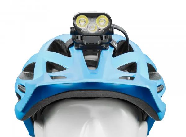 Hellblauer Helm mit montierter Blika R4 Lampe auf einem weißen Dummy Kopf.