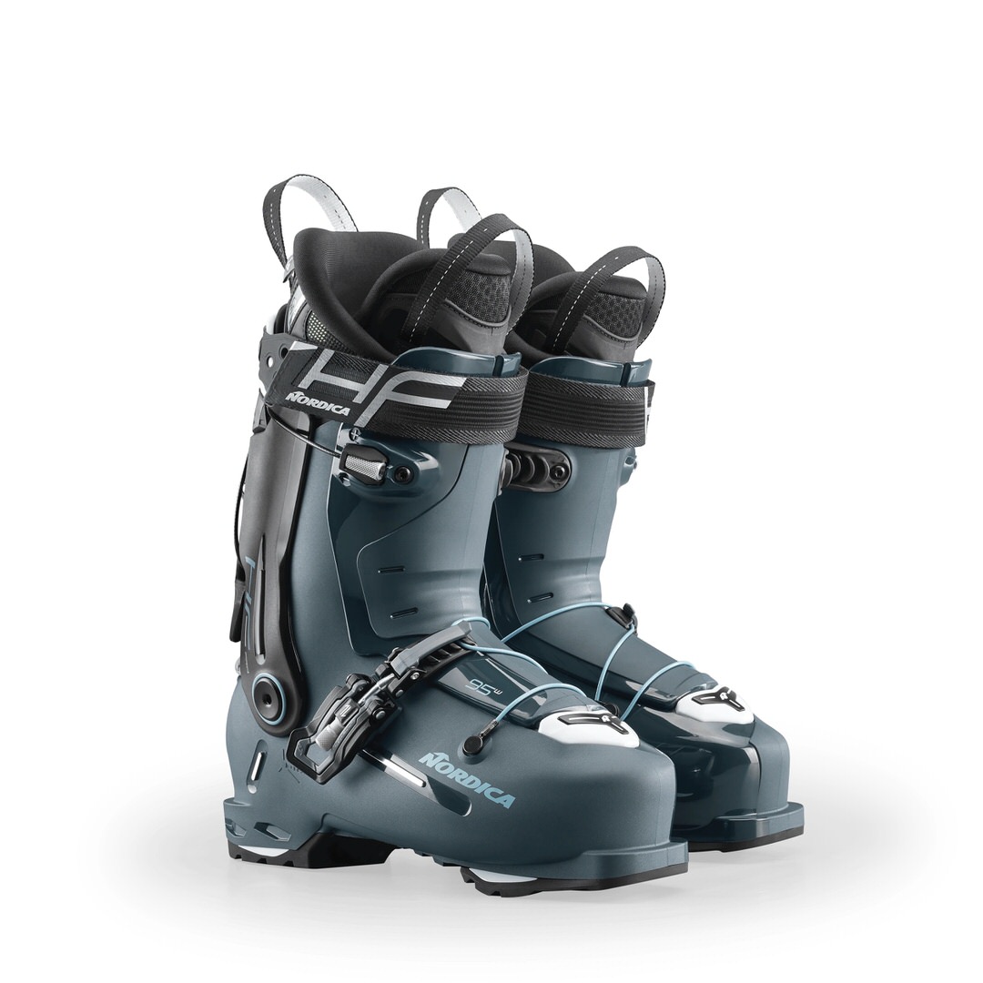 Zwei graue Nordica HF Pro 95 W GW Skischuhe stehen aufrecht vor einem weißen Hintergrund. Details: Schnallen, Riemen und Zuglaschen.