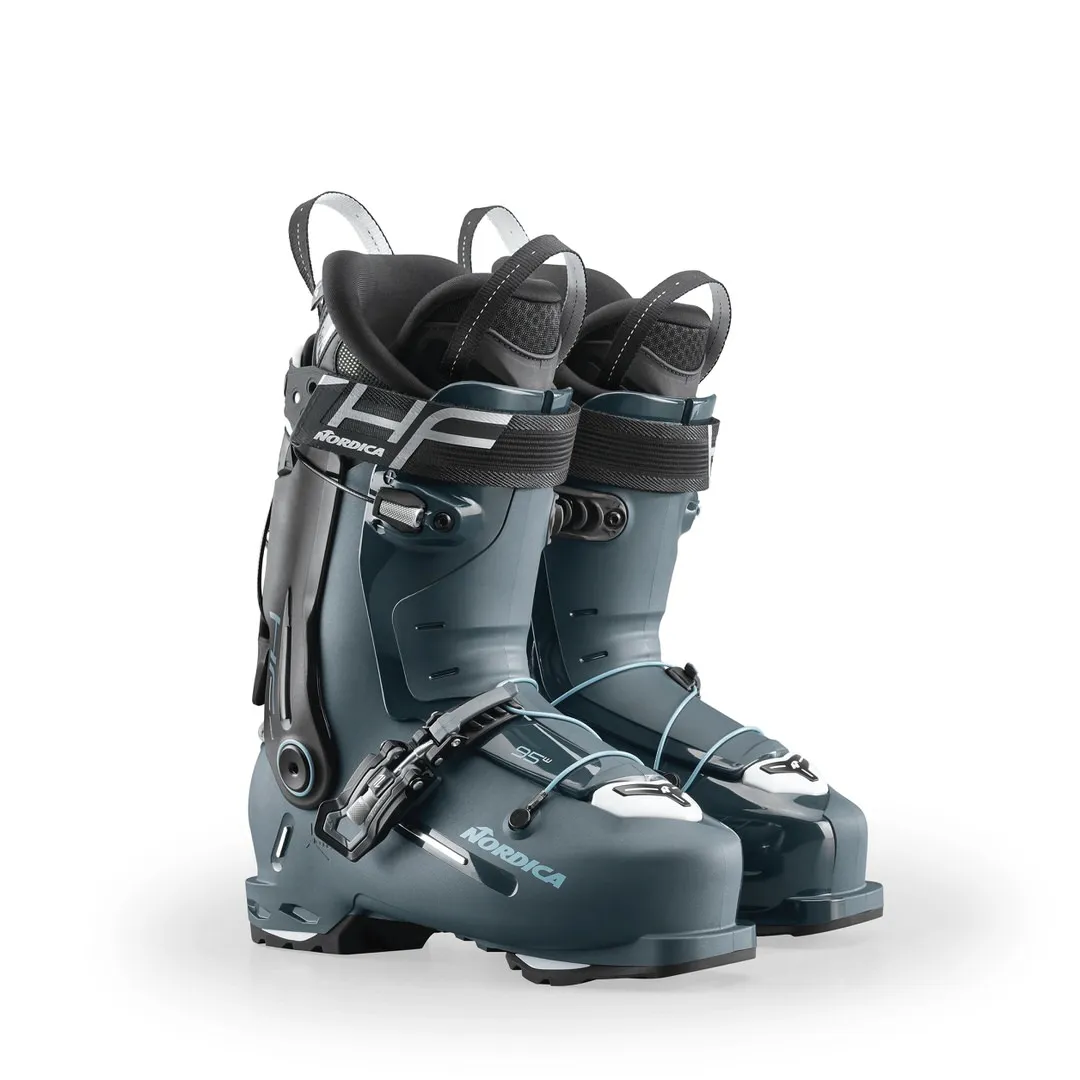 Zwei graue Nordica HF Pro 95 W GW Skischuhe stehen aufrecht vor einem weißen Hintergrund. Details: Schnallen, Riemen und Zuglaschen.