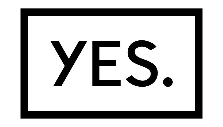 Schwarze, serifenlose Schrift "YES." in einem schwarzen Rechteck auf weißem Hintergrund.