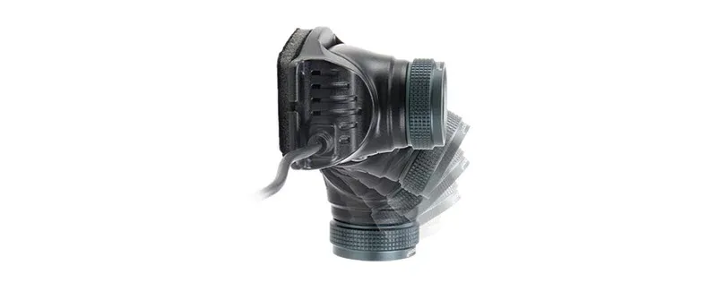 Nahaufnahme der drehbaren Suprabeam V3 air rechargeable Stirnlampe mit Stirnband, dunkelgrau anthrazit, vor weißem Hintergrund.