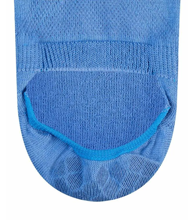 Detailaufnahme eines hellblauen Damen Füßlings im Rib-Muster mit verstärkter Spitze.
