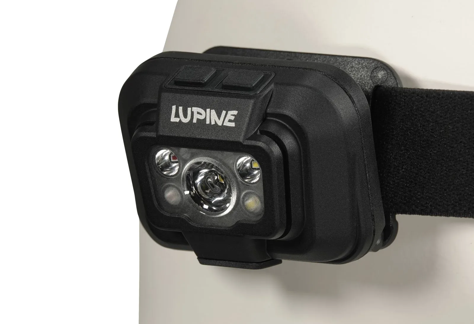 Detailansicht der Penta Stirnlampe mit Lupine Logo, zwei Tasten und LED Lampen. Das schwarze Stirnband ist befestigt.