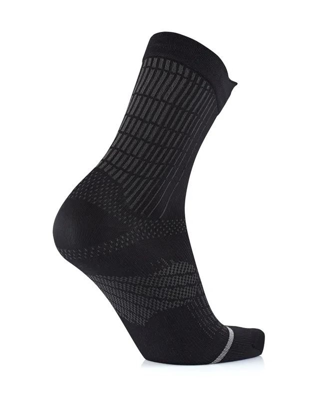 Schwarze Socke mit geometrischen Mustern in Grau, auf einem weißen Hintergrund.