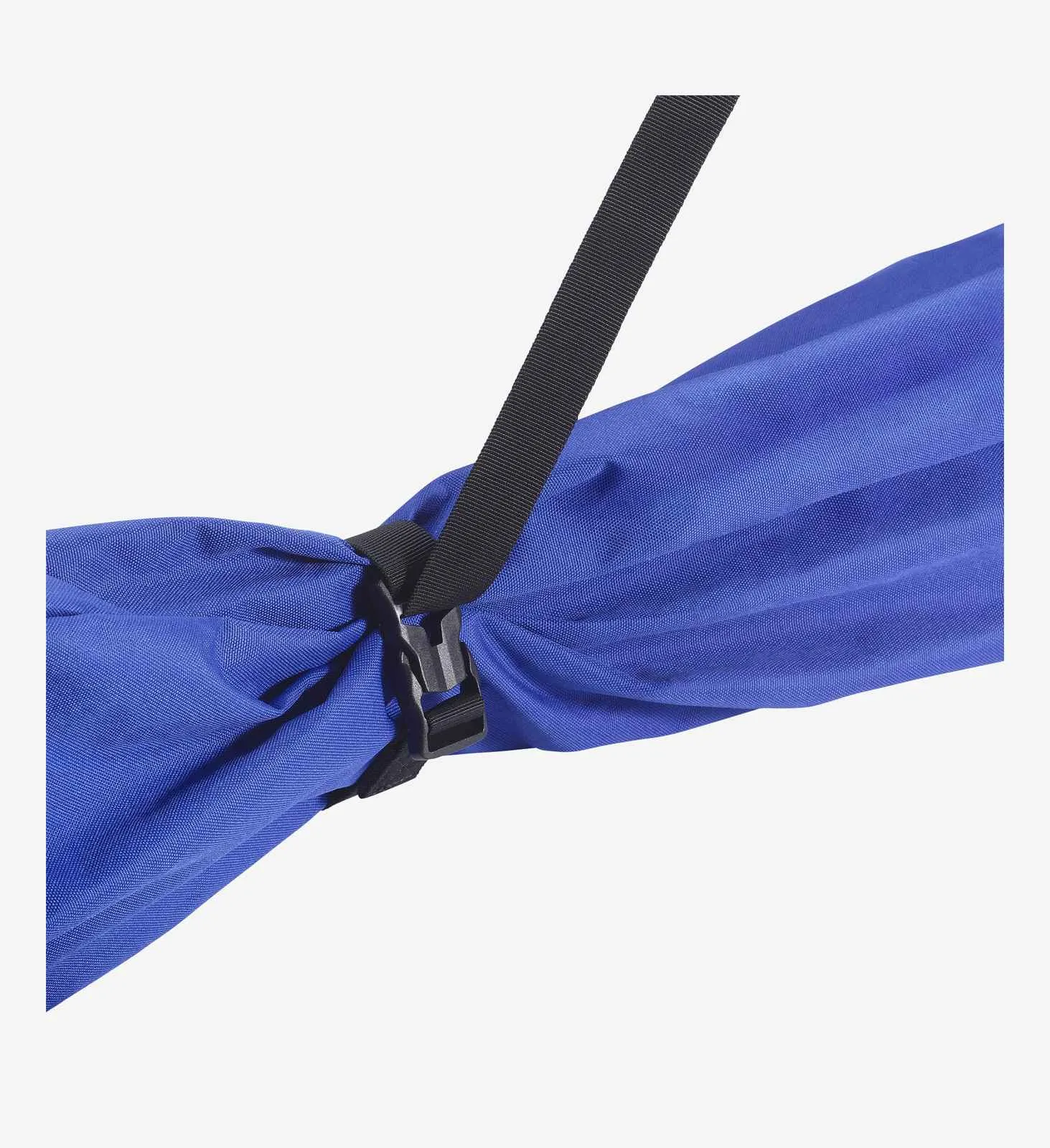 Nahaufnahme Skisack: blaues Gewebe, schwarzer Gurt und Schnalle. Detail der Befestigung am Skisack.