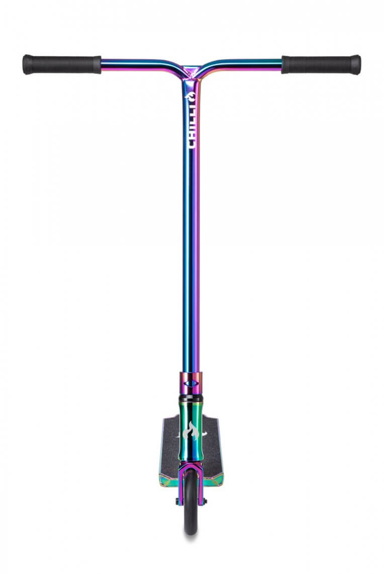 Frontansicht eines Stunt Scooters in Neochrome mit schwarzem Lenker und Chillig Logo.
