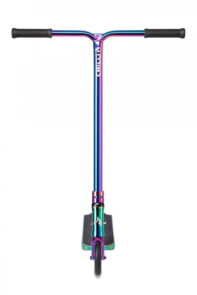 Frontansicht eines Stunt Scooters in Neochrome mit schwarzem Lenker und Chillig Logo.