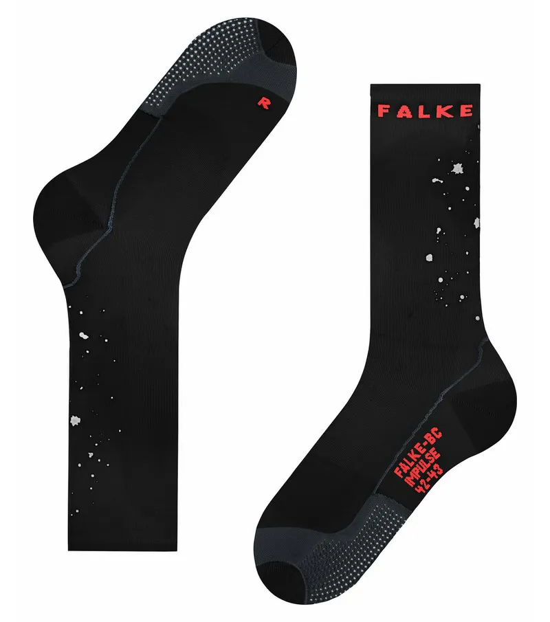 Zwei schwarze, reflektierende BC Impulse Socken mit "Dreckspritzer"-Muster. Eine Socke liegend, die andere stehend.