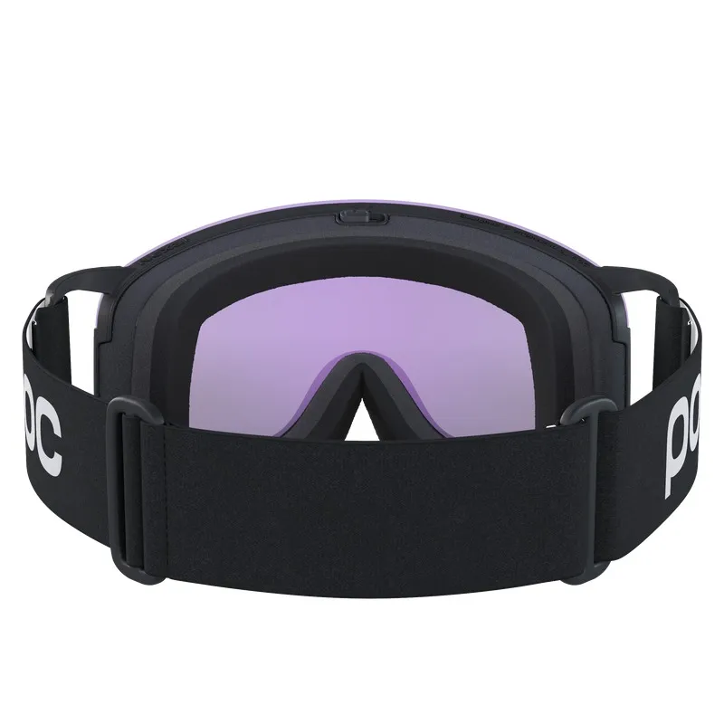 Skibrille mit schwarzem Band und lilafarbenem Glas, gesehen von hinten. Das "POC"-Logo ist auf dem Band sichtbar.