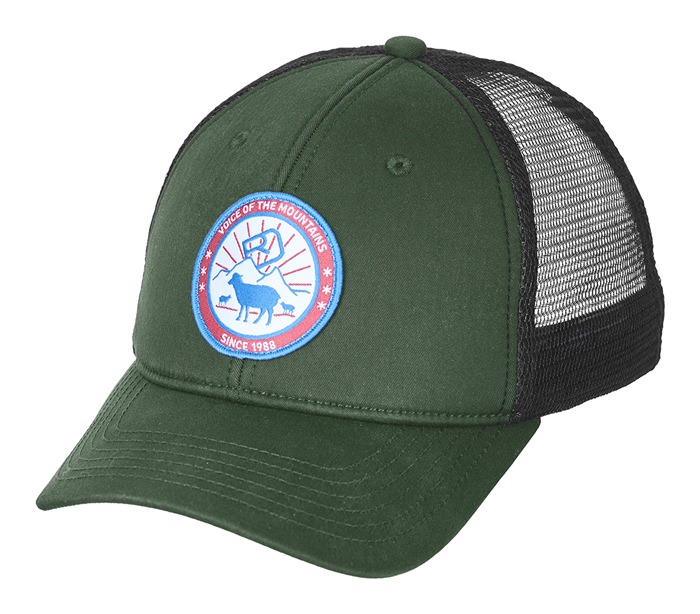 Grüne Trucker Cap Grüne Trucker Cap mit Mesh-Einsatz und rundem Aufnäher mit Schaf und Bergen.