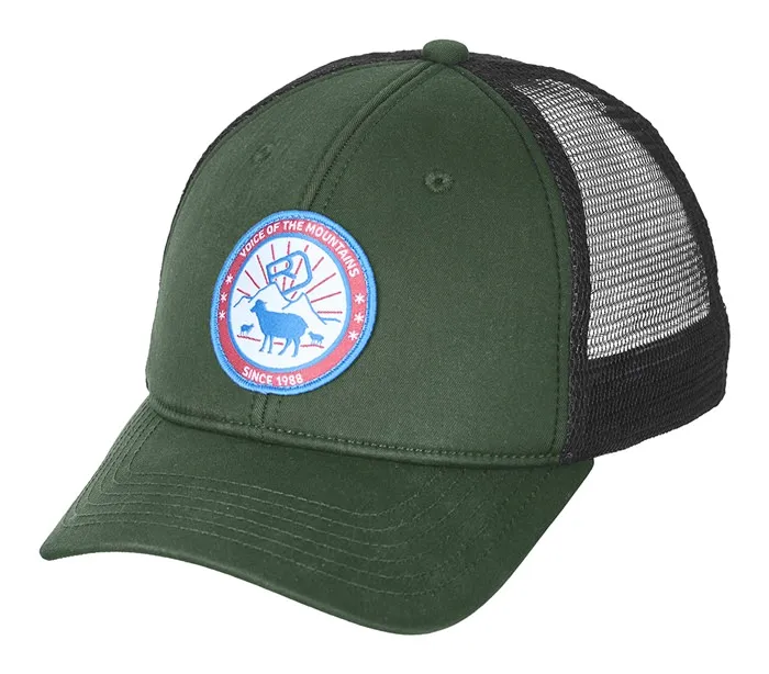 Grüne Trucker Cap mit Mesh-Einsatz und rundem Aufnäher mit Schaf und Bergen.