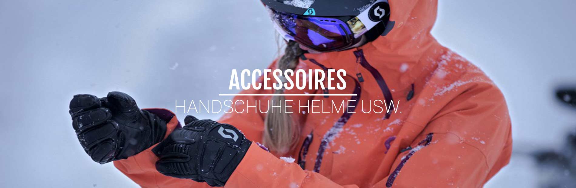 Eine Person in Skikleidung mit Helm und Handschuhen, vor verschneitem Hintergrund. Text "Accessoires Handschuhe Helme usw." ist auf das Bild gelegt.
