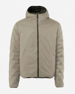 Beige Daunenjacke mit Kapuze und durchgehendem, dunklem Reißverschluss vor neutralem Hintergrund.