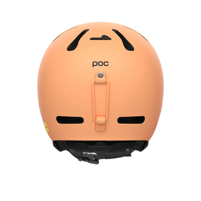 Ein pfirsichfarbener Skihelm, von hinten gesehen, mit Belüftungsöffnungen, POC-Logo und Größenversteller.