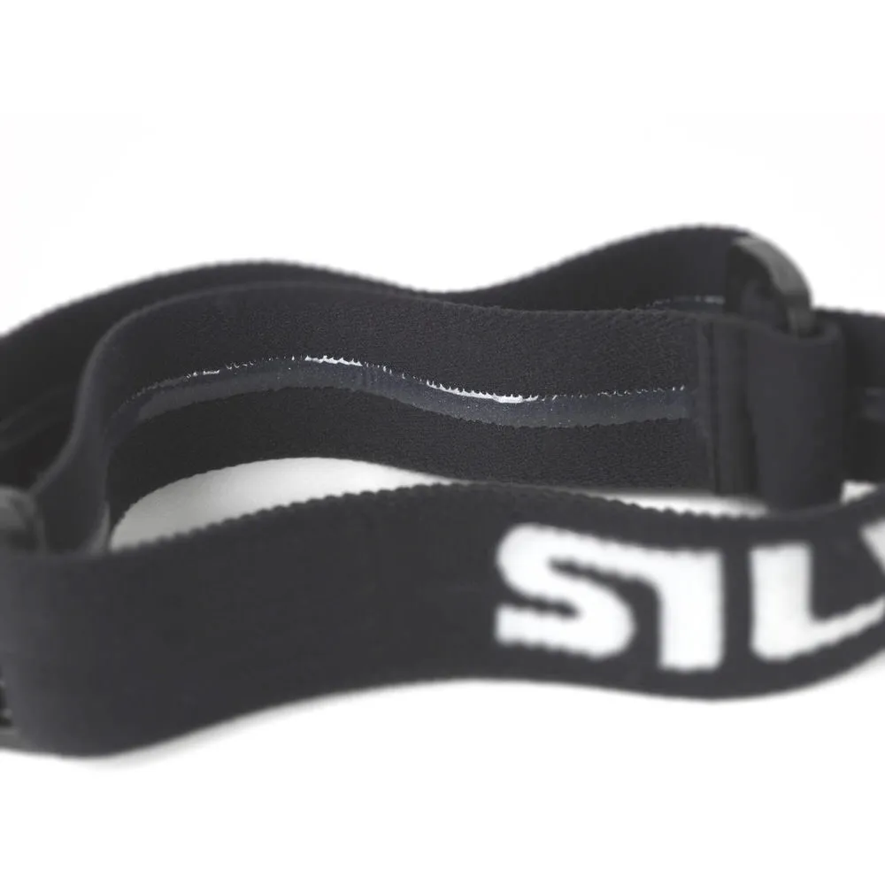 Detailansicht vom Anti-Rutsch Stirnband der Silva Scout 3X Stirnlampe. Das Band ist schwarz, der Schriftzug "SILVA" ist in Weiß.