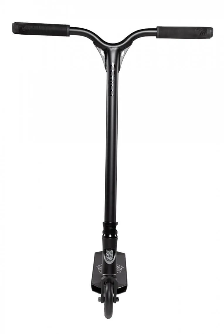 Schwarzer Chilli Pro Scooter "Archie Cole" von vorne. Lenker mit Griffen, Lenkstange, Deck mit Grafik und Rollen sind sichtbar.