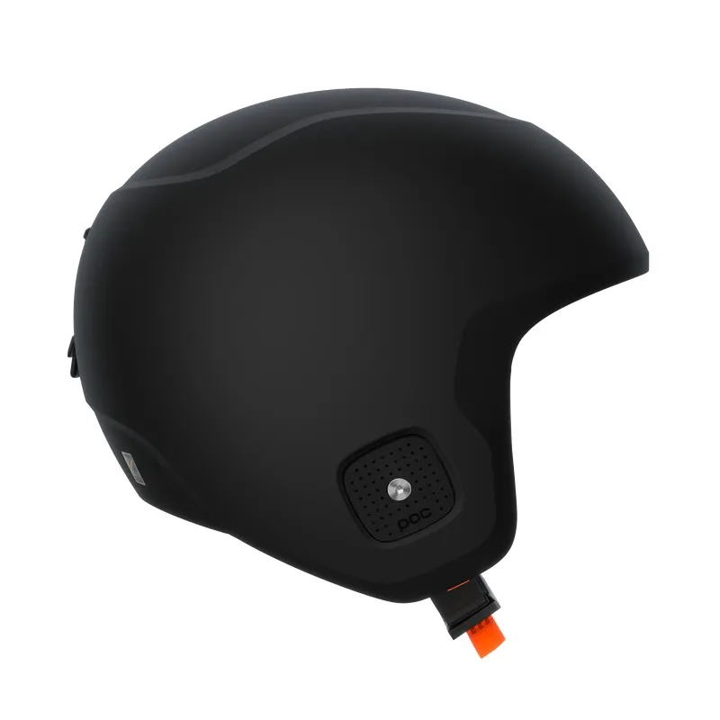 Schwarzer Skihelm mit orangener Schnalle, seitlichem POC Logo und dezentem, dunklerem Streifen oben.