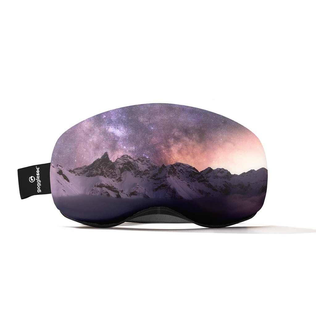Skibrillen-Schutzhülle Starry Nights Skibrillen-Schutzhülle mit Sternenhimmel- und Bergmotiv, "Starry Nights Pro Soc", seitlich mit schwarzem Label.