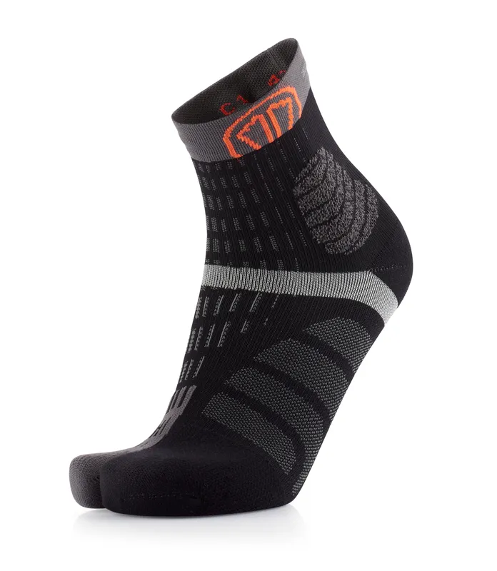 Schwarz-graue Socke mit Zehenabteil und orangefarbenem Logo am Knöchel. Die Socke hat strukturierte Details.