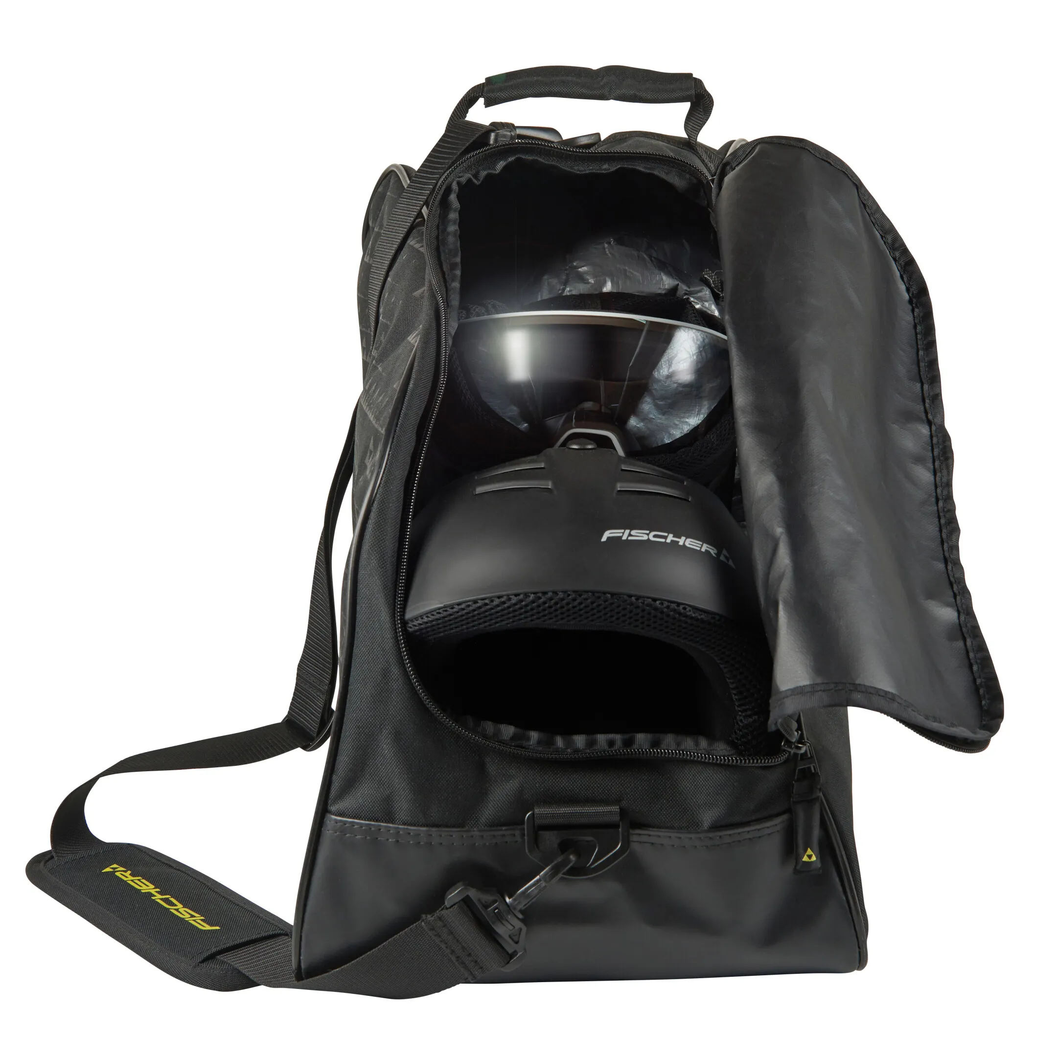 Eine offene schwarze Sporttasche, darin ein schwarzer Skihelm der Marke Fischer, mit Platz für die Skibrille oben drauf.
