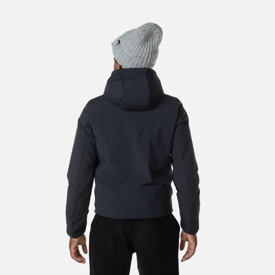 Rückansicht einer schwarzen Rossignol Stretch Quilted Kapuzenjacke, getragen von einer Person mit grauer Mütze.