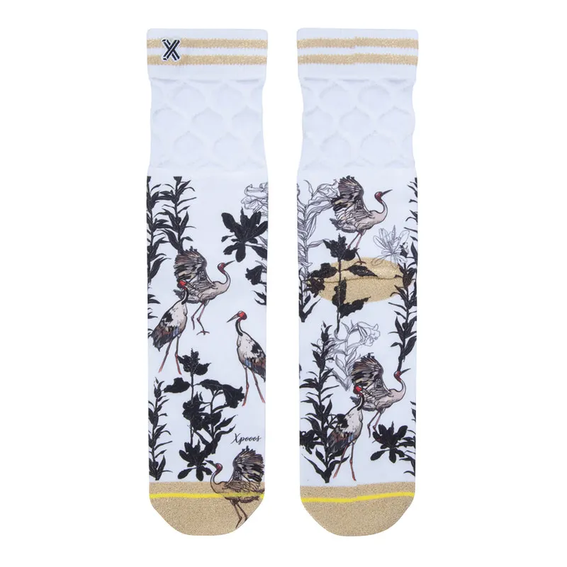 Weiße XPOOOS Kyra Socken mit Kranich- und Pflanzenmuster. Der Bund ist weiß mit goldenen Streifen und geprägt.