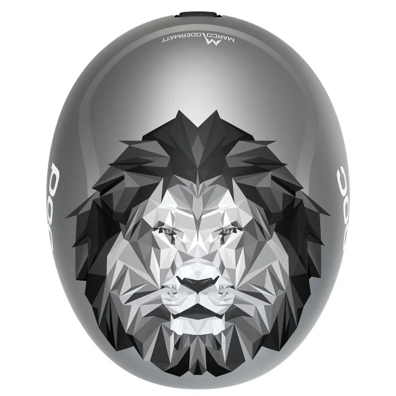 Grauer Skihelm mit stilisiertem Löwenkopf und Schriftzug 'Marco Odermatt'.