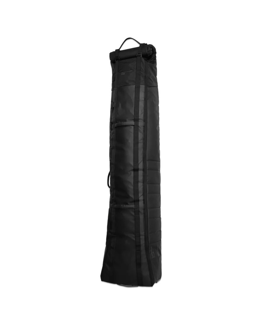 Schwarze Db Snow Roller Tasche Schwarze, längliche Db Snow Roller Pro Tasche, aufrechtstehend, mit Tragegriffen oben, auf schwarzem Hintergrund.