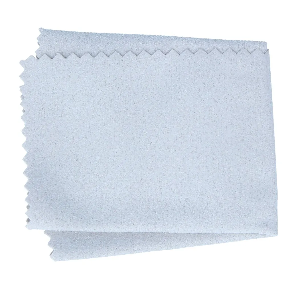 Hellblaues, gefaltetes Microfaser Antibeschlag-Tuch mit Zackenrand.