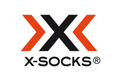 Logo der Marke X-SOCKS: Zwei orangefarbene Pfeile, die ein "X" formen, darüber der Markenname "X-SOCKS" in Schwarz.