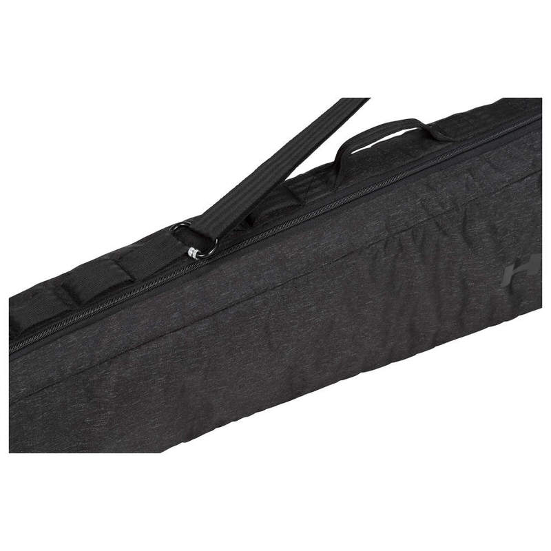 Detailaufnahme der schwarzen Head Kore Skibag mit Schulterriemen und Reißverschluss.