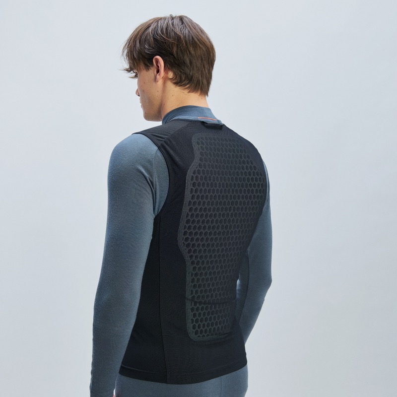 Mann mit POC VPD Air Vest in Schwarz, Rückenansicht. Die Weste hat eine wabenförmige Struktur im Rückenbereich.