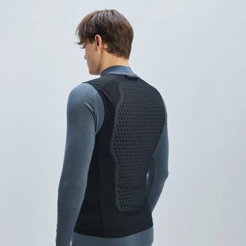 Mann mit POC VPD Air Vest in Schwarz, Rückenansicht. Die Weste hat eine wabenförmige Struktur im Rückenbereich.