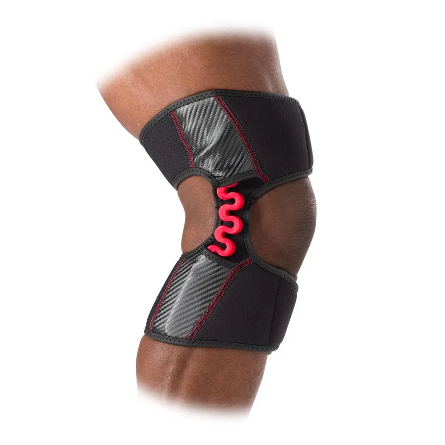 Kniebandage `McDavid NRG Knee Over Wrap 30590` am Bein, mit schwarzem Stoff und roter Feder für Unterstützung.