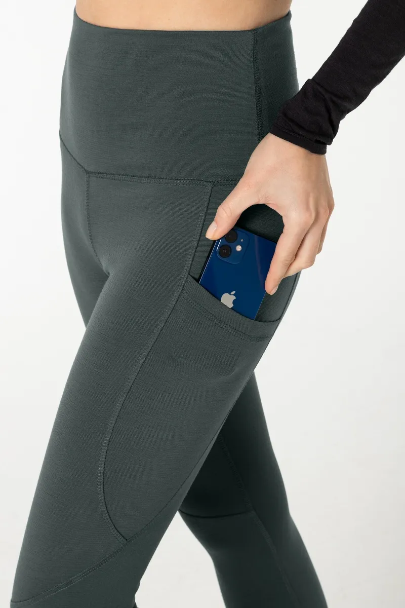 Nahaufnahme der Favourite Tights in Anthrazit mit Seitentasche und Handy.