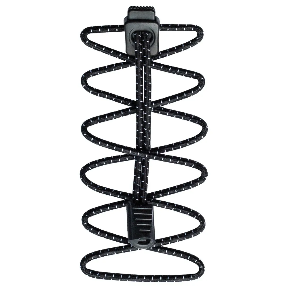Schwarze, elastische Schnürsenkel mit Reflektorstreifen und Kunststoffverschluss, spiralförmig angeordnet.